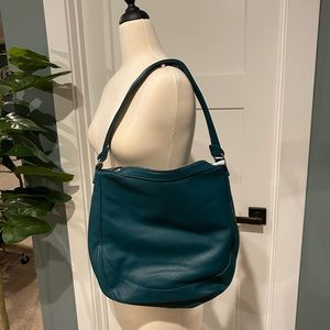 This color is 🔥. Teal bag from ThirtyOne.